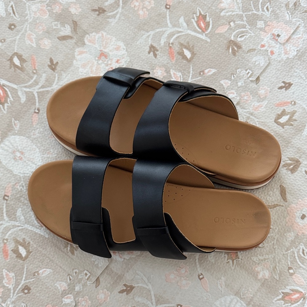 Nisolo Women's Black and Tan Sandals